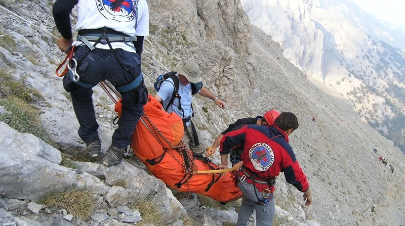 Τι έκαναν πάλι οι «θεοπάλαβοι» πιλότοι της ΠΑ μας; –  Δείτε πού «πάρκαραν» Super Puma με τον ένα τροχό μόνο στο έδαφος για να διασώσουν ορειβάτη